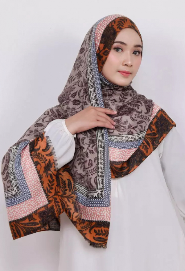 Hijab pashmina dengan aksen brokat
